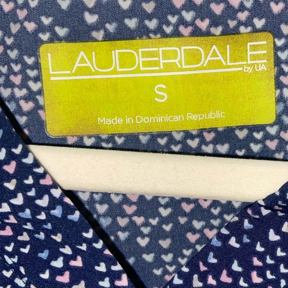 Lauderdale by UA printed scrub top size small - Picture 3 of 3